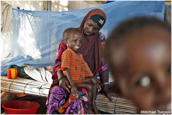 자이냅(Zaynab)은 심각한 영양 실조에 걸린 아들 이브라힘 (Ibrahim)을 치료하기 위해 힐로웬(Hiloweyn) 센터를 방문했다. thiopia 2011 © Michael Tsegaye